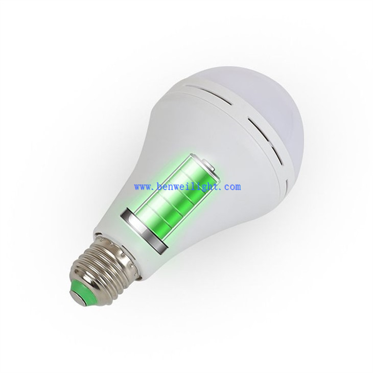 15 ワットの充電式 LED 電球